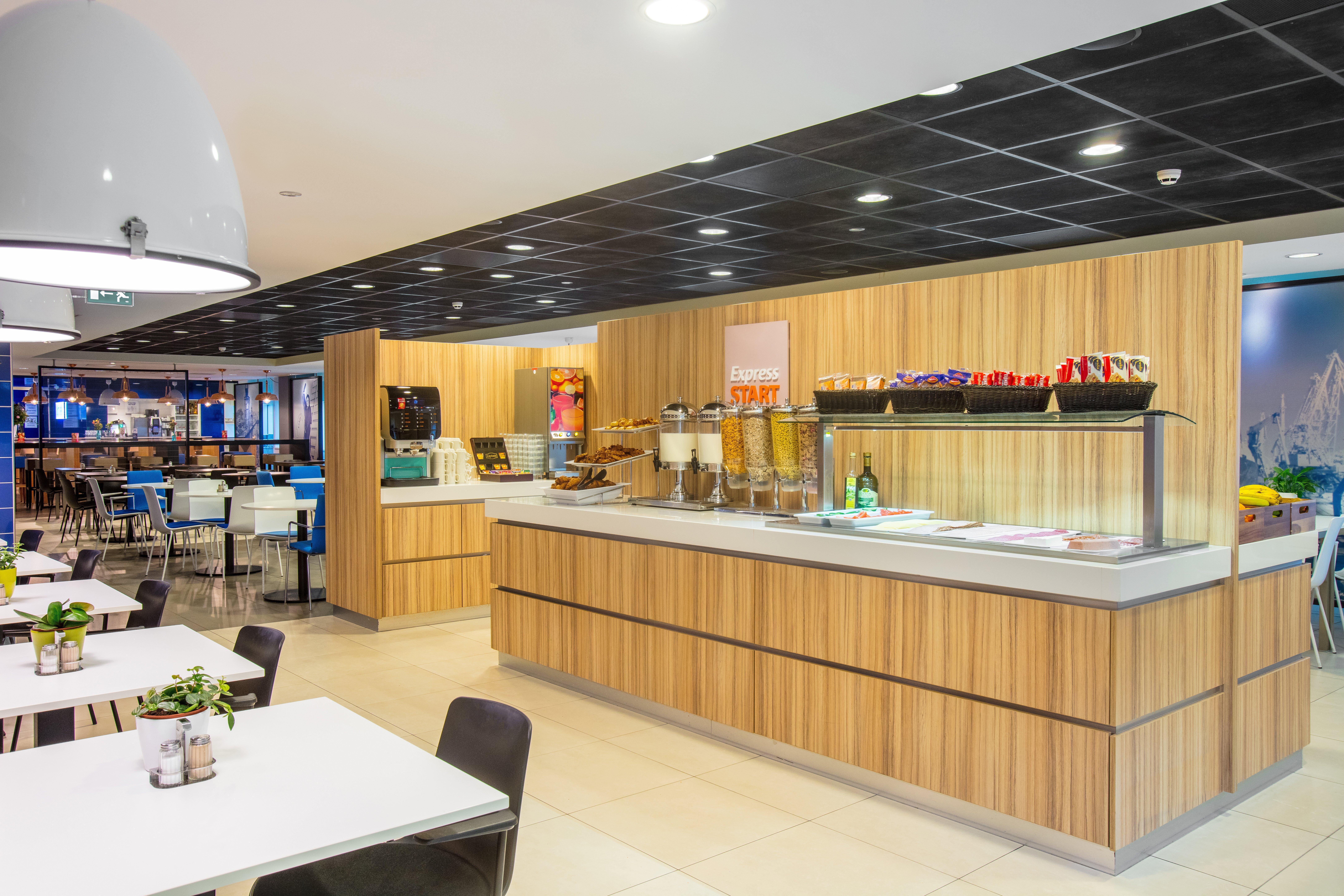 Holiday Inn Express Rotterdam - Central Station By Ihg Eksteriør billede